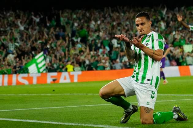 Sport Bilder des Tages Real Betis Balompie v ACF Fiorentina - UEFA Conference League 2024 25 Semi Final First Leg Antony right winger of Betis and Brazil celebrates after scoring his sides first goal during the UEFA Conference League 2024 25 Semi Final First Leg match between Real Betis Balompie and ACF Fiorentina at Estadio Benito Villamarin on May 1, 2025 in Seville, Spain. Seville Spain  Copyright: xJosexBretonx originalFilename:bretonhernandez-realbeti250501_npB8g.jpg