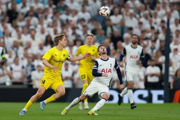 London, England, May 1st 2025: James Maddison (10 Tottenham Hotspur) and Ulrik Saltnes (14 Bodo Glimt) fight for the ball during the UEFA Europa League match between Tottenham Hotspur and Bodo Glimt at Tottenham Hotspur Stadium in London, England (Alexander Canillas SPP) Copyright: xAlexanderxCanillas SPPx spp-en-AlCa-9U2A6485