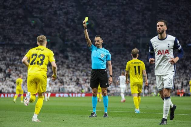London, England, May 1st 2025: Match referee Jose Maria Sanchez Martinez books Jens Petter Hauge (23 Bodo Glimt) during the UEFA Europa League match between Tottenham Hotspur and Bodo Glimt at Tottenham Hotspur Stadium in London, England (Alexander Canillas SPP) Copyright: xAlexanderxCanillas SPPx spp-en-AlCa-C5V_3808