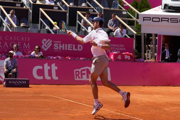Millennium Estoril Open Challenger Nicolas Jarry (C) returns a ball to Gastao Elias during the first round of Millennium Estoril Open Challenger 175 tennis tournament at the Clube de Tenis do Estoril. (Foto: Bruno de Carvalho Brazil Photo Press) Estoril Clube de Tenis do Estoril Lisboa Portugal Copyright: xBrunoxdexCarvalhox