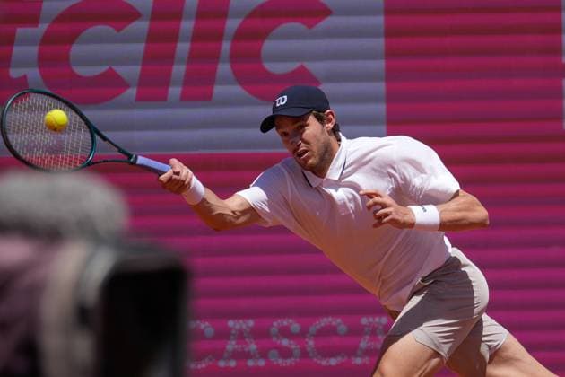 Millennium Estoril Open Challenger Nicolas Jarry (C) returns a ball to Gastao Elias during the first round of Millennium Estoril Open Challenger 175 tennis tournament at the Clube de Tenis do Estoril. (Foto: Bruno de Carvalho Brazil Photo Press) Estoril Clube de Tenis do Estoril Lisboa Portugal Copyright: xBrunoxdexCarvalhox