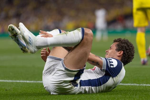Tottenham Hotspur v FK Bodo Glimt, UEFA Europa League, Semi-Final, Leg 1 of 2, Football, Tottenham Hotspur Stadium, Tottenham, London, UK - 01 May 2025 Brennan Johnson of Tottenham Hotspur lays on the pitch and holds his leg in pain Tottenham Tottenham Hotspur Stadium London GBR, UK NEWSPAPERS OUT Copyright: xEllixBirchx