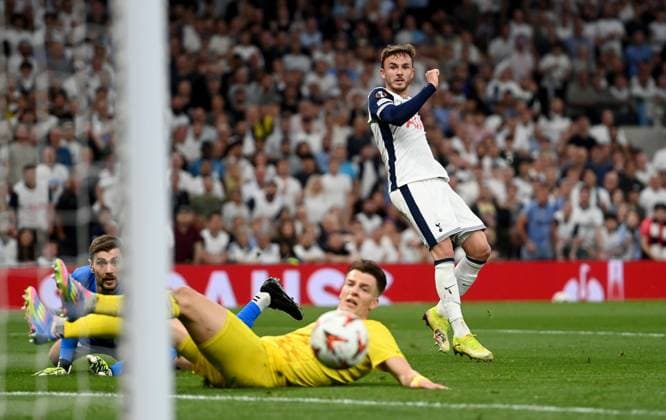 (250502) -- LONDON, May 2, 2025 -- Tottenham Hotspur s James Maddison (R) scores during the UEFA Europa League semifinals 1st leg match between Tottenham Hotspur and Bodo Glimt in London, Britain, May 1, 2025. ) (SP)BRITAIN-LONDON-FOOTBALL-UEFA EUROPA LEAGUE-TOTTENHAM HOTSPUR VS BODO GLIMT LixYing 