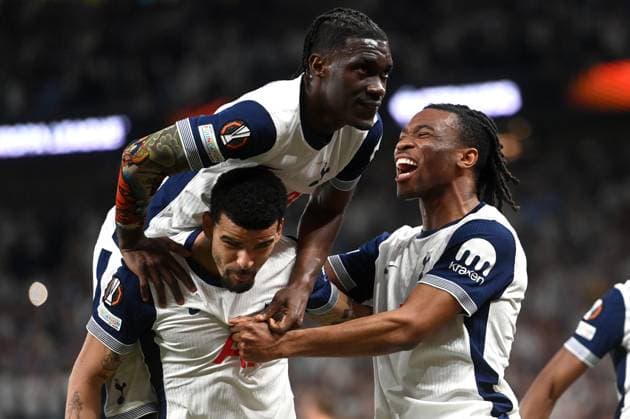 (250502) -- LONDON, May 2, 2025 -- Tottenham Hotspur s Dominic Solanke (Bottom, L) celebrates scoring with teammates during the UEFA Europa League semifinals 1st leg match between Tottenham Hotspur and Bodo Glimt in London, Britain, May 1, 2025. ) (SP)BRITAIN-LONDON-FOOTBALL-UEFA EUROPA LEAGUE-TOTTENHAM HOTSPUR VS BODO GLIMT LixYing 