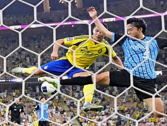 Football: AFC Champions League Elite Asahi Sasaki (R) of Japan s Kawasaki Frontale blocks a shot by Cristiano Ronaldo of Al-Nassr just before the final whistle, condemning the Saudi Arabian team to a 3-2 defeat in an AFC Champions League Elite semifinal match in Jeddah, Saudi Arabia, on April 30, 2025.  A14AA0004511122P