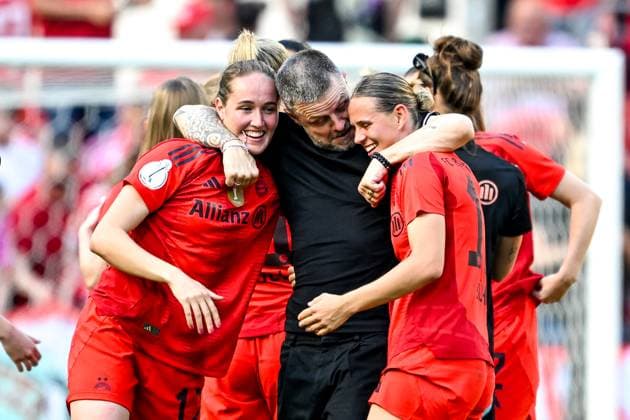 Sydney Lohmann FC Bayern München 12 Alexander Straus FC Bayern München, coach and Klara Bühl FC Bayern München 17 are happy about the victory, GER, 45 DFB Pokal Final Women, FC Bayern Muenchen vs SV Werder Bremen, 01 05 2025 DFB REGULATIONS PROHIBIT ANY USE OF PHOTOGRAPHS as IMAGE SEQUENCES and or QUASI VIDEO GER, 45 DFB Pokal Final Women, FC Bayern Muenchen vs SV Werder Bremen, 01 05 2025 Cologne Copyright: xEibner-Pressefoto FlorianxWiegandx EP_FWD