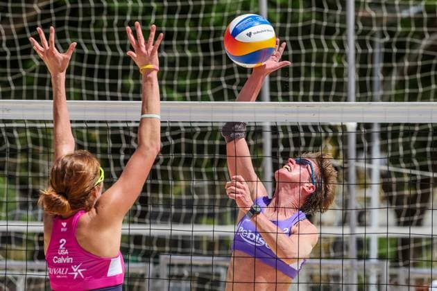 (250502) -- LAGUNA PROVINCE, May 2, 2025 -- Lindsey Calvin (L) of the United States competes against Annemieke Driessen of the Netherlands during the women s pool A match between Melissa Powell Lindsey Calvin of the United States and Danieke Prins Annemieke Driessen of the Netherlands at the Volleyball World Beach Pro Tour Futures in Laguna Province, the Philippines, May 2, 2025. ) (SP)PHILIPPINES-LAGUNA PROVINCE Beach volleyball, Beachvolleyball WORLD BEACH PRO TOUR FUTURES ROUELLExUMALI 