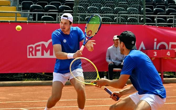 The German doubles team Jakob Schnaitter Mark Wallner reaches the semi-finals of the Estoril Open Estoril Open, ATP 175 Challenge Tour, 02 05 2025, quarter-finals The German doubles team Jakob SCHNAITTER Mark WALLNER reaches the semi-finals of the clay court tournament at the Estoril Open in Portugal by defeating Denis Jewsejew Beibit Zhukajev Kazakhstan Wallner wears the white cap in the picture, Schnaitter the black cap Estoril Estoril Tenis Club Lisbon Portugal