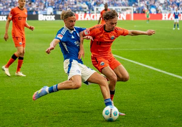 Sport Themen der Woche KW18 Sport Bilder des Tages Zweikampf zwischen: Taylan Bulut (FC Schalke 04, 31) und Aaron Zehnter (SC Paderborn, 32) 02.05.2025, Fußball, FC Schalke 04 - SC Paderborn, 2. Fußball Bundesliga, 30. Spieltag, Veltins-Arena Gelsenkirchen, Saison 2024 2025: DFB regulations prohibit any use of photographs as image sequences and or quasi-video. *** One-on-one fight between Taylan Bulut FC Schalke 04, 31 and Aaron Zehnter SC Paderborn, 32 02 05 2025, Football, FC Schalke 04 SC Paderborn, 2 Fußball Bundesliga, Matchday 30, Veltins Arena Gelsenkirchen, Saison 2024 2025 DFB regulations prohibit any use of photographs as image sequences and or quasi video Copyright: HMBxMedia xMarcoxBader