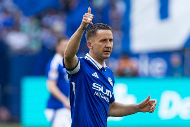 2 Fußball Bundesliga, FC Schalke 04 SC Paderborn 02 05 2025 Paul Seguin FC Schalke 04, 7 points with his thumb up 2 Fußball Bundesliga, FC Schalke 04 SC Paderborn, 32 Spieltag, am 02 05 2025, Veltins Arena, Gelsenkirchen DFL regulations prohibit any use of photographs as image sequences and or quasi video Copyright: xBEAUTIFULxSPORTS Meuselx