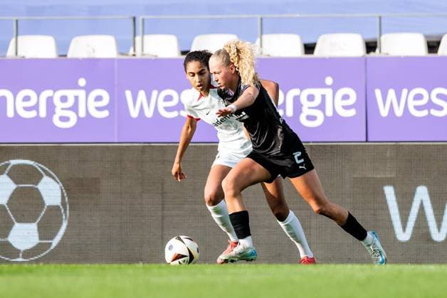 GOOGLE PIXEL Womens Bundesliga, SGS Essen SC Freiburg 02 05 2025 duel Cora Zicai SC Freiburg, 28 , Julie Terlinden SGS Essen, 2 GOOGLE PIXEL Womens Bundesliga, SGS Essen SC Freiburg, Essen, Stadion an der Hafenstrasse on 02 05 2025 DFB REGULATIONS PROHIBIT ANY USE OF PHOTOGRAPHS AS IMAGE SEQUENCES AND OR QUASI VIDEO Copyright: xBEAUTIFULxSPORTS Wunderlx