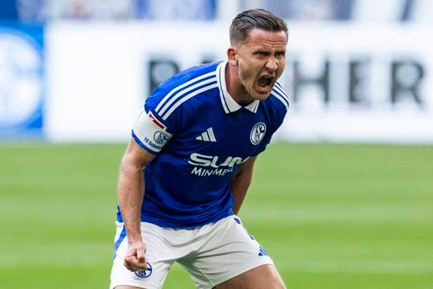 2 Soccer Bundesliga, FC Schalke 04 SC Paderborn 02 05 2025 Paul Seguin FC Schalke 04, 7 roars 2 Soccer Bundesliga, FC Schalke 04 SC Paderborn, 32 Matchday, on 02 05 2025, Veltins Arena, Gelsenkirchen DFL regulations prohibit any use of photographs as image sequences and or quasi video Copyright: xBEAUTIFULxSPORTS Meuselx