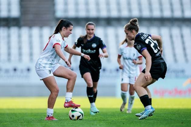 GOOGLE PIXEL Womens Bundesliga, SGS Essen SC Freiburg 02 05 2025 duel Leela Egli SC Freiburg, 20 , Paulina Platner SGS Essen, 25 GOOGLE PIXEL Womens Bundesliga, SGS Essen SC Freiburg, Essen, Stadion an der Hafenstrasse on 02 05 2025 DFB REGULATIONS PROHIBIT ANY USE OF PHOTOGRAPHS AS IMAGE SEQUENCES AND OR QUASI VIDEO Copyright: xBEAUTIFULxSPORTS Wunderlx