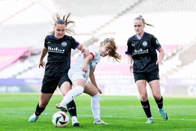 GOOGLE PIXEL Womens Bundesliga, SGS Essen SC Freiburg 02 05 2025 duel Lilli Purtscheller SGS Essen, 7 , Nia Szenk SC Freiburg, 13 , Ramona Maier SGS Essen, 9 GOOGLE PIXEL Womens Bundesliga, SGS Essen SC Freiburg, Essen, Stadion an der Hafenstrasse on 02 05 2025 DFB REGULATIONS PROHIBIT ANY USE OF PHOTOGRAPHS AS IMAGE SEQUENCES AND OR QUASI VIDEO Copyright: xBEAUTIFULxSPORTS Wunderlx