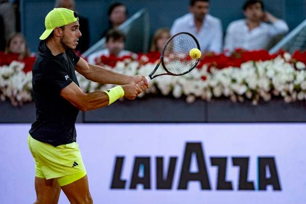 Mutua Madrid Open 2025 MADRID, SPAIN - MAY 2: Francisco Cerundolo of Argentina plays a backhand during Men s Singles Semi-Final match against Casper Ruud of Norway during the Mutua Madrid Open 2025 tournament celebrated at La Caja Magica on May 02, 2025 in Madrid, Spain. Madrid La Caja Magica Madrid Spain Copyright: xAlbertoxGardinx AGardin_20250502_Mutua_Madrid_Open_0211