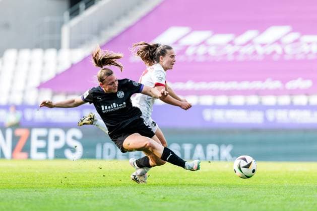GOOGLE PIXEL Womens Bundesliga, SGS Essen SC Freiburg 02 05 2025 duel Ramona Maier SGS Essen, 9 , Nia Szenk SC Freiburg, 13 GOOGLE PIXEL Womens Bundesliga, SGS Essen SC Freiburg, Essen, Stadion an der Hafenstrasse on 02 05 2025 DFB REGULATIONS PROHIBIT ANY USE OF PHOTOGRAPHS AS IMAGE SEQUENCES AND OR QUASI VIDEO Copyright: xBEAUTIFULxSPORTS Wunderlx