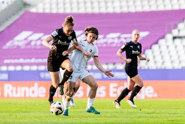 GOOGLE PIXEL Womens Bundesliga, SGS Essen SC Freiburg 02 05 2025 duel Jacqueline Meißner SGS Essen, 16 , Ally Gudorf SC Freiburg, 26 GOOGLE PIXEL Womens Bundesliga, SGS Essen SC Freiburg, Essen, Stadion an der Hafenstrasse on 02 05 2025 DFB REGULATIONS PROHIBIT ANY USE OF PHOTOGRAPHS AS IMAGE SEQUENCES AND OR QUASI VIDEO Copyright: xBEAUTIFULxSPORTS Wunderlx
