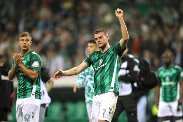 Photo Marvin Duksch Werder greets the fans on his lap of honor , left back Keke TOPP Werder Soccer 1 Bundesliga on Sat 26 10 2024 Werder Bremen Bayer 04 Leverkusen 2 2