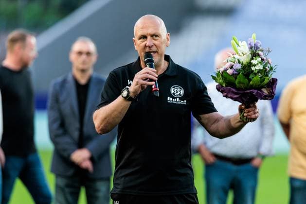 GOOGLE PIXEL Womens Bundesliga, SGS Essen SC Freiburg 02 05 2025 Markus Högner SGS Essen, Coach officially says goodbye to the fans GOOGLE PIXEL Womens Bundesliga, SGS Essen SC Freiburg, Essen, Stadion an der Hafenstrasse on 02 05 2025 DFB REGULATIONS PROHIBIT ANY USE OF PHOTOGRAPHS AS IMAGE SEQUENCES AND OR QUASI VIDEO Copyright: xBEAUTIFULxSPORTS Wunderlx