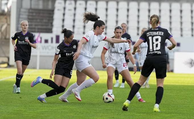 Womens football in Essen FOR EDITORIAL PURPOSES ONLY EDITORIAL USE ONLY p Kassandra Potsi of SGS Essen in the match against Svenja Julia Fölmli of SC Freiburg The match between SGS Essen and SC Freiburg on 02 05 2025 at the Essen stadium at Hafenstrasse 97a ended 0 0 Michael Gohl FUNKE Foto Services p Sport Deutschland Nordrhein Westfalen Essen Copyright MichaelxGohl Copyright: MichaelxGohl doc80gs93x5pvqukz3o6o4 ,EDITORIAL USE ONLY Copyright: MichaelxGohl