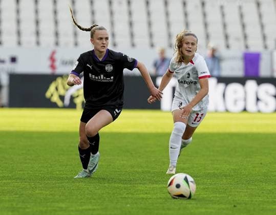 Womens football in Essen FOR EDITORIAL PURPOSES ONLY EDITORIAL USE ONLY p Paula Flach of SGS Essen in the match against Nia Szenk of SC Freiburg The match between SGS Essen and SC Freiburg on 02 05 2025 at the Essen stadium at Hafenstraße 97a ended 0 0 Michael Gohl FUNKE Foto Services p Sport Deutschland Nordrhein Westfalen Essen Copyright MichaelxGohl Copyright: MichaelxGohl doc80gs9444hntu81y71d8 ,EDITORIAL USE ONLY Copyright: MichaelxGohl