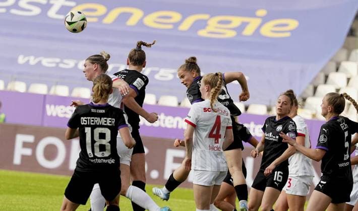Womens football in Essen FOR EDITORIAL PURPOSES ONLY EDITORIAL USE ONLY p Annalena Rieke and Paulina Platner from SGS Essen in the match against Samantha Steuerwald and Meret Felde from SC Freiburg The match between SGS Essen and SC Freiburg on 02 05 2025 at the Essen stadium at Hafenstraße 97a ended 0 0 Michael Gohl FUNKE Foto Services p Sport Deutschland Nordrhein Westfalen Essen Copyright MichaelxGohl Copyright: MichaelxGohl doc80gs95sga4zvndpg9tn ,EDITORIAL USE ONLY Copyright: MichaelxGohl