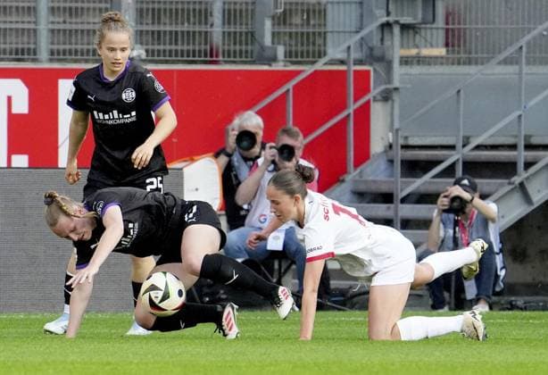 Womens football in Essen FOR EDITORIAL PURPOSES ONLY EDITORIAL USE ONLY p Paulina Platner and Annalena Rieke of SGS Essen in the match against Maj Schneider of SC Freiburg The match between SGS Essen and SC Freiburg on 02 05 2025 at the Essen stadium at Hafenstraße 97a ended 0 0 Michael Gohl FUNKE Foto Services p Sport Deutschland Nordrhein Westfalen Essen Copyright MichaelxGohl Copyright: MichaelxGohl doc80gs982fueqpgulbo7l ,EDITORIAL USE ONLY Copyright: MichaelxGohl