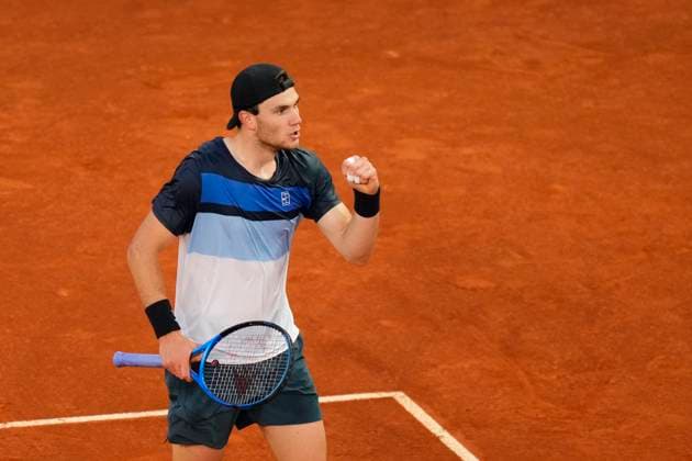 Mutua Madrid Open - Day Eleven Jack Draper celebrates a point during the Men s Singles Semi-Final match between Jack Draper of Great Britain and Lorenzo Musetti of Italy on Day Eleven of the Mutua Madrid Open 2025, ATP, Tennis Herren Masters 1000 and WTA, Tennis Damen 1000, tournament celebrates at La Caja Magica on May 02, 2025 in Madrid, Spain. Madrid Spain  Copyright: xJosexBretonx originalFilename:bretonhernandez-mutuamad250502_npmxO.jpg