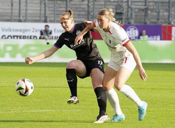 Womens football in Essen FOR EDITORIAL PURPOSES ONLY EDITORIAL USE ONLY p Annalena Rieke of SGS Essen in the match against Samantha Steuerwald of SC Freiburg The match between SGS Essen and SC Freiburg on 02 05 2025 at the Essen stadium at Hafenstraße 97a ended 0 0 Michael Gohl FUNKE Foto Services p Sport Deutschland Nordrhein Westfalen Essen Copyright MichaelxGohl Copyright: MichaelxGohl doc80gsidvm15y23w9o9tn ,EDITORIAL USE ONLY Copyright: MichaelxGohl