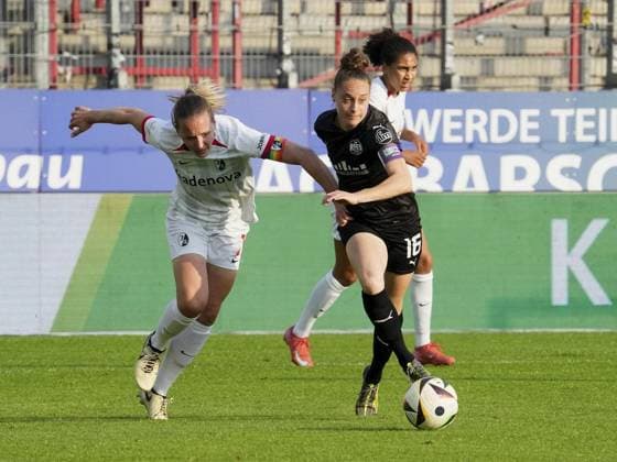 Womens football in Essen FOR EDITORIAL PURPOSES ONLY EDITORIAL USE ONLY p Jacqueline Meißner of SGS Essen in the match against Lisa Karl of SC Freiburg The match between SGS Essen and SC Freiburg on 02 05 2025 at the Essen stadium at Hafenstraße 97a ended 0 0 Michael Gohl FUNKE Foto Services p Sport Deutschland Nordrhein Westfalen Essen Copyright MichaelxGohl Copyright: MichaelxGohl doc80gsihh0wmv2yos26o4 ,EDITORIAL USE ONLY Copyright: MichaelxGohl