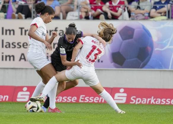 Womens football in Essen FOR EDITORIAL PURPOSES ONLY EDITORIAL USE ONLY p Kassandra Potsi of SGS Essen in the match against Cora Zicai and Nia Szenk of SC Freiburg The match between SGS Essen and SC Freiburg on 02 05 2025 at the Essen stadium at Hafenstraße 97a ended 0 0 Michael Gohl FUNKE Foto Services p Sport Deutschland Nordrhein Westfalen Essen Copyright MichaelxGohl Copyright: MichaelxGohl doc80gsij1a4dunj3dyjqb ,EDITORIAL USE ONLY Copyright: MichaelxGohl