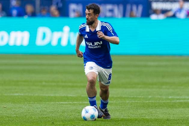 2. Fussball Bundesliga, FC Schalke 04 - SC Paderborn; 02.05.2025 Amin Younes (FC Schalke 04, 8). 2. Fußball Bundesliga, FC Schalke 04 - SC Paderborn, 32. Spieltag, am 02.05.2025, Veltins-Arena, Gelsenkirchen. DFL regulations prohibit any use of photographs as image sequences and or quasi-video *** 2 Fußball Bundesliga, FC Schalke 04 SC Paderborn 02 05 2025 Amin Younes FC Schalke 04, 8 2 Fußball Bundesliga, FC Schalke 04 SC Paderborn, 32 Spieltag, am 02 05 2025, Veltins Arena, Gelsenkirchen DFL regulations prohibit any use of photographs as image sequences and or quasi video Copyright: xBEAUTIFULxSPORTS Meuselx