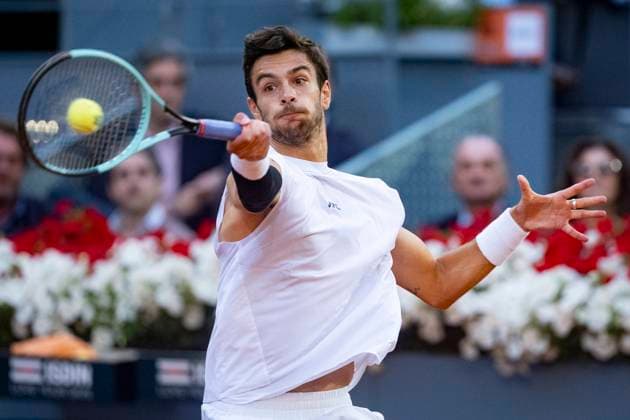 Mutua Madrid Open 2025 Lorenzo Musetti of Italy chases the ball against Jack Draper of Great Britain during the Men s Singles Semi-Final match during the Mutua Madrid Open 2025 tournament celebrated at La Caja Magica on May 02, 2025 in Madrid, Spain. Madrid La Caja Magica Madrid Spain Copyright: xAlbertoxGardinx AGardin_20250502_Mutua_Madrid_Open_0480