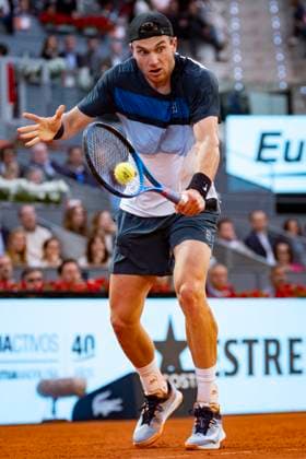 Mutua Madrid Open 2025 Jack Draper of Great Britain plays a backhand against Lorenzo Musetti of Italy during the Men s Singles Semi-Final match during the Mutua Madrid Open 2025 tournament celebrated at La Caja Magica on May 02, 2025 in Madrid, Spain. Madrid La Caja Magica Madrid Spain Copyright: xAlbertoxGardinx AGardin_20250502_Mutua_Madrid_Open_0491
