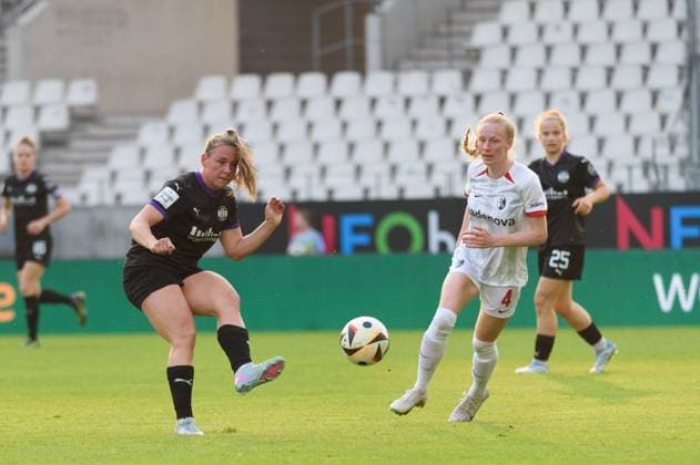 Ramona Maier (9 SGS Essen) passing the ball, Meret Felde (4 SC Freiburg) during the Google Pixel Frauen Bundesliga match between SGS Essen and SC Freiburg at Stadion an der Hafenstrasse, Essen, Germany. (Sven Beyrich SPP) Copyright: xSvenxBeyrich SPPx spp-en-SvBe-20250502-D4S_0754