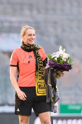 Farewell of Referee Kathrin Heimann with a scarf and flag of her home club Wacker Gladbeck 1920 after the Google Pixel Frauen Bundesliga match between SGS Essen and SC Freiburg at Stadion an der Hafenstrasse, Essen, Germany. (Sven Beyrich SPP) Copyright: xSvenxBeyrich SPPx spp-en-SvBe-20250502-D4S_0796