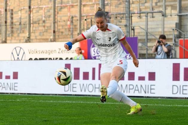 Julia Stierli (5 SC Freiburg) during the Google Pixel Frauen Bundesliga match between SGS Essen and SC Freiburg at Stadion an der Hafenstrasse, Essen, Germany. (Sven Beyrich SPP) Copyright: xSvenxBeyrich SPPx spp-en-SvBe-20250502-ND5_7956