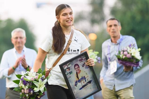 Farewell of Goalkeeper Sophia Winkler (1 SGS Essen) during the Google Pixel Frauen Bundesliga match between SGS Essen and SC Freiburg at Stadion an der Hafenstrasse, Essen, Germany. (Sven Beyrich SPP) Copyright: xSvenxBeyrich SPPx spp-en-SvBe-20250502-D4S_0820
