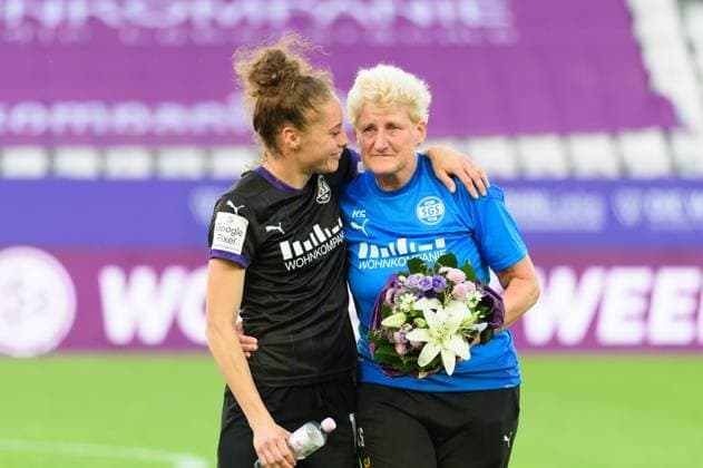 Sport Bilder des Tages Jacqueline Meißner (16 SGS Essen) and assistent coach Kirsten Schlosser after the Google Pixel Frauen Bundesliga match between SGS Essen and SC Freiburg at Stadion an der Hafenstrasse, Essen, Germany. (Sven Beyrich SPP) Copyright: xSvenxBeyrich SPPx spp-en-SvBe-20250502-D4S_0824