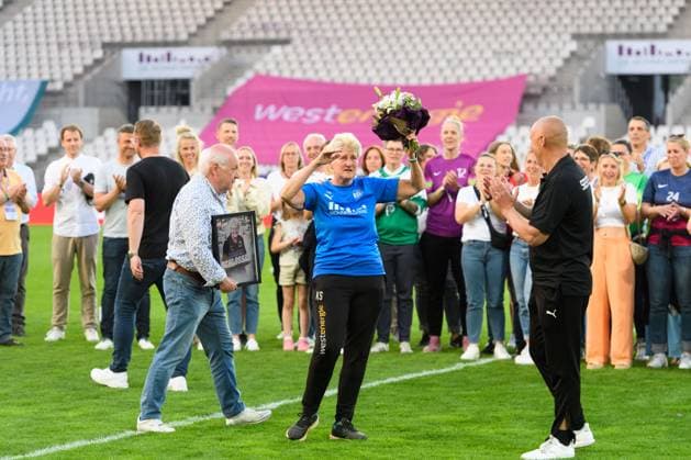 Farewell to assistent coach Kirsten Schlosser after the Google Pixel Frauen Bundesliga match between SGS Essen and SC Freiburg at Stadion an der Hafenstrasse, Essen, Germany. (Sven Beyrich SPP) Copyright: xSvenxBeyrich SPPx spp-en-SvBe-20250502-ND5_7970