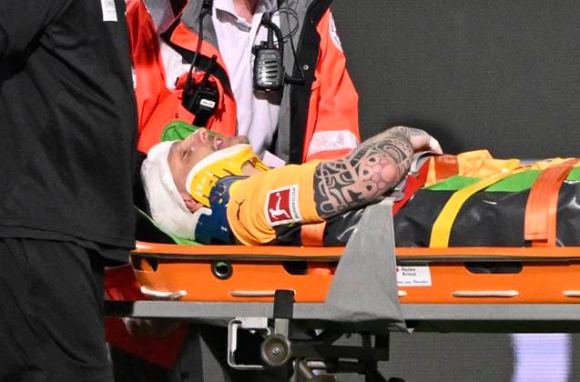 Sport Themen der Woche KW18 Sport Bilder des Tages nach Zusammenprall Torwart Kevin Mueller 1. FC Heidenheim 1846 FCH (01) schwer verletzt Verletzung wird auf Trage abtransportiert Betreuer 1. FC Heidenheim 1846 FCH vs VfL Bochum BOC 02.05.2025 DFL REGULATIONS PROHIBIT ANY USE OF PHOTOGRAPHS AS IMAGE SEQUENCES AND OR QUASI-VIDEO 1. FC Heidenheim 1846 FCH vs VfL Bochum BOC *** after collision goalkeeper Kevin Mueller 1 FC Heidenheim 1846 FCH 01 seriously injured injury is carried off on stretcher coach 1 FC Heidenheim 1846 FCH vs VfL Bochum BOC 02 05 2025 DFL REGULATIONS PROHIBIT ANY USE OF PHOTOGRAPHS AS IMAGE SEQUENCES AND OR QUASI VIDEO 1 FC Heidenheim 1846 FCH vs VfL Bochum BOC