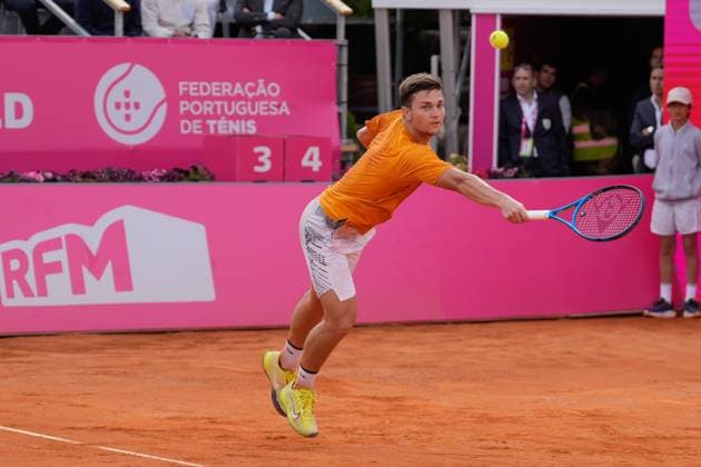 Millennium Estoril Open Challenger Miomir Kecmanovic (C) returns a ball to Nuno Borges during the Quarterfinals of Millennium Estoril Open Challenger 175 tennis tournament at the Clube de Tenis do Estoril. (Foto: Bruno de Carvalho Brazil Photo Press) Estoril Clube de Tenis do Estoril Lisboa Portugal Copyright: xBrunoxdexCarvalhox