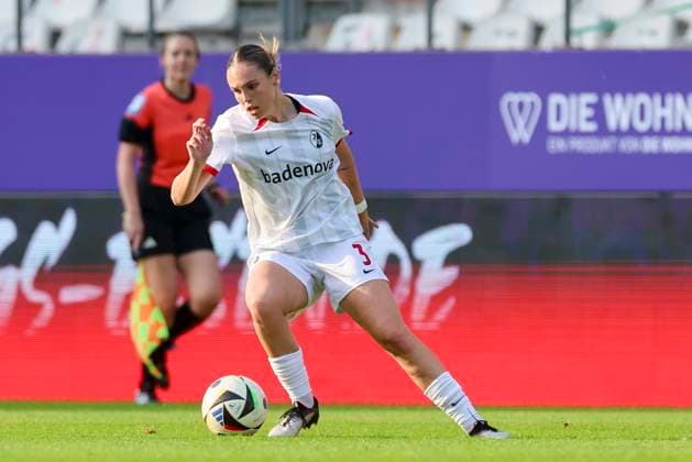 Alina Axtmann SC Freiburg controls the ball, Google Pixel Frauen Bundesliga, SGS Essen vs SC Freiburg, Stadion an der Hafenstrasse, May 2, 2025 in Essen, Germany Photo by Marco Steinbrenner DeFodi Images Alina Axtmann SC Freiburg controls the ball, Google Pixel Womens Bundesliga, SGS Essen vs SC Freiburg, Stadion an der Hafenstrasse, May 2, 2025 in Essen, Germany Photo by Marco Steinbrenner DeFodi Images DFB DFL REGULATIONS PROHIBIT ANY USE OF PHOTOGRAPHS AS IMAGE SEQUENCES AND OR QUASI VIDEO