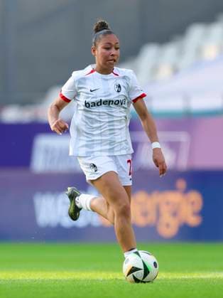 Nicole Ojukwu SC Freiburg controls the ball, Google Pixel Frauen Bundesliga, SGS Essen vs SC Freiburg, Stadion an der Hafenstrasse, May 2, 2025 in Essen, Germany Photo by Marco Steinbrenner DeFodi Images Nicole Ojukwu SC Freiburg controls the ball, Google Pixel Womens Bundesliga, SGS Essen vs SC Freiburg, Stadion an der Hafenstrasse, May 2, 2025 in Essen, Germany Photo by Marco Steinbrenner DeFodi Images DFB DFL REGULATIONS PROHIBIT ANY USE OF PHOTOGRAPHS AS IMAGE SEQUENCES AND OR QUASI VIDEO