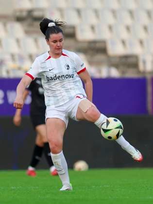 Svenja Foelmli SC Freiburg controls the ball, Google Pixel Frauen Bundesliga, SGS Essen vs SC Freiburg, Stadion an der Hafenstrasse, May 2, 2025 in Essen, Germany Photo by Marco Steinbrenner DeFodi Images Svenja Foelmli SC Freiburg controls the ball, Google Pixel Womens Bundesliga, SGS Essen vs SC Freiburg, Stadion an der Hafenstrasse, May 2, 2025 in Essen, Germany Photo by Marco Steinbrenner DeFodi Images DFB DFL REGULATIONS PROHIBIT ANY USE OF PHOTOGRAPHS AS IMAGE SEQUENCES AND OR QUASI VIDEO
