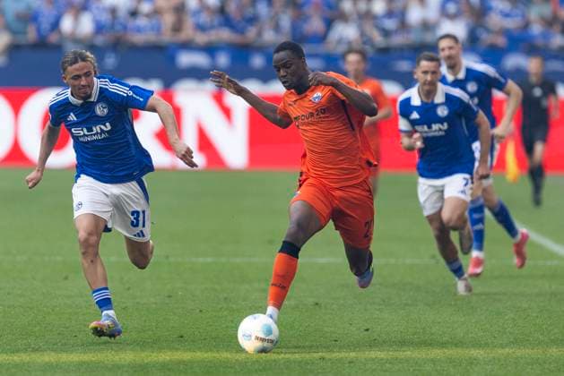2 Soccer Bundesliga, FC Schalke 04 SC Paderborn 02 05 2025 Ilyas Ansah SC Paderborn, 29 , Taylan Bulut FC Schalke 04, 31 2 Soccer Bundesliga, FC Schalke 04 SC Paderborn, 32 Matchday, on 02 05 2025, Veltins Arena, Gelsenkirchen DFL regulations prohibit any use of photographs as image sequences and or quasi video Copyright: xBEAUTIFULxSPORTS Meuselx