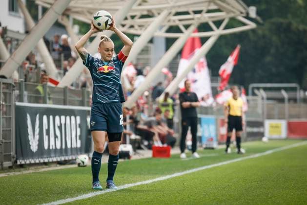 Womens Soccer Bundesliga Bayer 04 Leverkusen RB Leipzig, 03 05 2025 Victoria Krug RB Leipzig, 20 at the throw-in Bayer 04 Leverkusen RB Leipzig on matchday 21 of the Google Pixel Womens Bundesliga on 03 05 2025 at the Ulrich Haberland Stadium in Leverkusen North Rhine-Westphalia DFL REGULATIONS PROHIBIT ANY USE OF PHOTOGRAPHS AS IMAGE SEQUENCES AND OR QUASI VIDEO Copyright: xBEAUTIFULxSPORTS AxelxKohringx