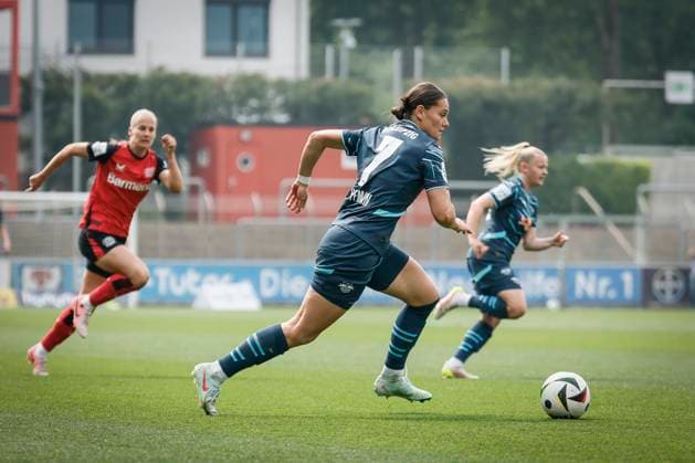 Womens Soccer Bundesliga Bayer 04 Leverkusen RB Leipzig, 03 05 2025 Giovanna Hoffmann RB Leipzig, 7 goes with the ball Bayer 04 Leverkusen RB Leipzig on matchday 21 of the Google Pixel Womens Bundesliga on 03 05 2025 at the Ulrich Haberland Stadium in Leverkusen North Rhine-Westphalia DFL REGULATIONS PROHIBIT ANY USE OF PHOTOGRAPHS AS IMAGE SEQUENCES AND OR QUASI VIDEO Copyright: xBEAUTIFULxSPORTS AxelxKohringx