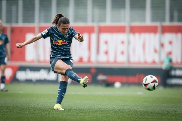 Womens Soccer Bundesliga Bayer 04 Leverkusen RB Leipzig, 03 05 2025 Lara Marti RB Leipzig, 30 tries a long shot Bayer 04 Leverkusen RB Leipzig on matchday 21 of the Google Pixel Womens Bundesliga on 03 05 2025 at Ulrich Haberland Stadium in Leverkusen North Rhine-Westphalia DFL REGULATIONS PROHIBIT ANY USE OF PHOTOGRAPHS AS IMAGE SEQUENCES AND OR QUASI VIDEO Copyright: xBEAUTIFULxSPORTS AxelxKohringx