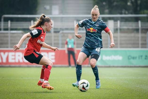 Womens Soccer Bundesliga Bayer 04 Leverkusen RB Leipzig, 03 05 2025 Janou Levels Bayer 04 Leverkusen, 5 and b20 in duel Bayer 04 Leverkusen RB Leipzig on matchday 21 of the Google Pixel Womens Bundesliga on 03 05 2025 at Ulrich Haberland Stadium in Leverkusen North Rhine-Westphalia DFL REGULATIONS PROHIBIT ANY USE OF PHOTOGRAPHS AS IMAGE SEQUENCES AND OR QUASI VIDEO Copyright: xBEAUTIFULxSPORTS AxelxKohringx